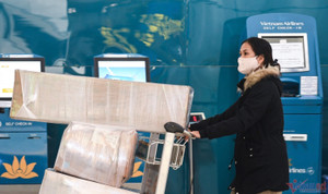 Khách chờ cả tiếng mới được lấy hành lý, sân bay Tân Sơn Nhất bị kiểm tra