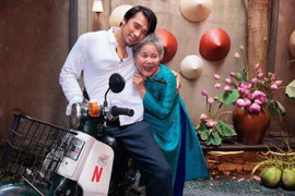 NSƯT Lê Thiện: 'Tôi có người cài cúc áo, thử giày khi quay phim Mỹ'