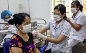 Số ca COVID-19 gia tăng, nhiều người chủ động đi tiêm vaccine bổ sung