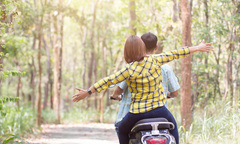 Ngày lễ chở vợ con về quê chơi, người đàn ông đánh rơi mất vợ
