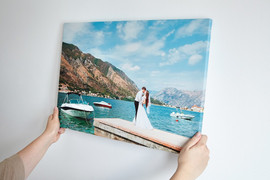 Nhìn ảnh cưới của bố mẹ, bé trai khóc nấc vì tưởng bố ngoại tình