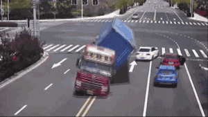 Khoảnh khắc container lật nhào, suýt đè trúng 3 ô tô