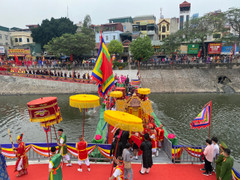 Người Hà Nội nô nức đến chùa Láng xem rước kiệu Thánh qua sông Tô Lịch