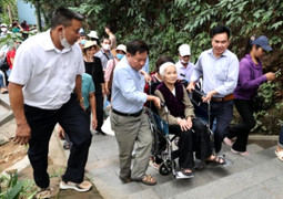 Hai con khiêng mẹ 87 tuổi vượt gần 500 bậc đá lên đỉnh núi dâng hương Vua Hùng
