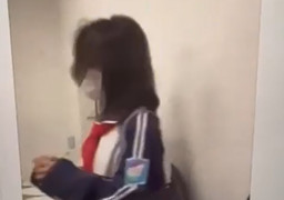 Nữ sinh lớp 8 bị bạn đánh trong nhà vệ sinh, hiệu trưởng nói gì?