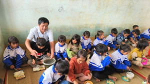 Sợ trẻ nghỉ học, thầy cô rẻo cao bán heo lấy tiền nấu bữa trưa miễn phí 