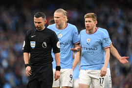 VAR gây tranh cãi trong trận thua của Arsenal