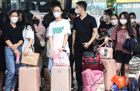 Người dân lỉnh kỉnh đồ đạc đổ ra các bến xe rời Thủ đô về quê nghỉ lễ