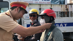CSGT TP.HCM tặng mũ bảo hiểm cho người dân về quê nghỉ lễ 30/4-1/5