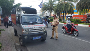 Xử phạt xe biển xanh hết hạn đăng kiểm vẫn được dùng đi xử lý vi phạm giao thông