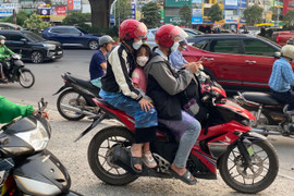 Trẻ nhỏ mệt nhoài trên xe máy, theo bố mẹ về quê nghỉ lễ 30/4-1/5