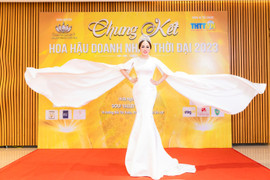 Trang phục tôn dáng của Á hậu Hồng Thắm tại Hoa hậu Doanh nhân Thời đại 2023