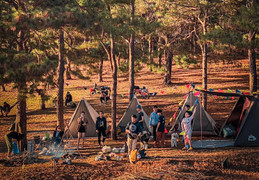 Du khách chuộng cắm trại vùng ven, dịch vụ kinh doanh lều trại 'hốt bạc'