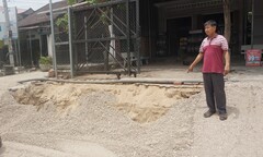 Bình Định: Lu đường mãi không xong, dân khốn khổ vì không có lối đi