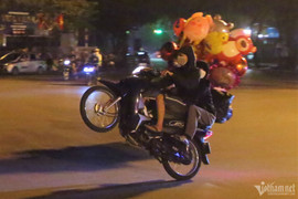 'Quái xế' đầu trần tụ tập đánh võng, bốc đầu xe trước Nhà hát Lớn Hà Nội