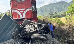 Khánh Hòa: Xe tải băng qua đường sắt bị tàu hỏa tông, tài xế tử vong 