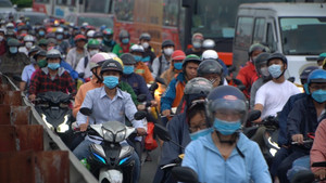 Dòng người về quê nghỉ lễ 30/4-1/5, cửa ngõ Hà Nội và TP.HCM ùn tắc