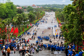 Hàng nghìn người đội mưa về dự lễ Giỗ Tổ Hùng Vương