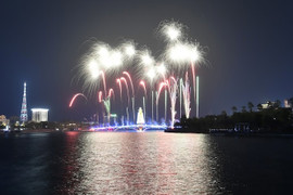 Pháo hoa rực sáng trên bầu trời đất Tổ