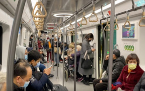 Không chịu nhường ghế cho bà bầu, người đàn ông lại được ủng hộ