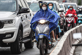 Người dân đội mưa, hối hả, chật vật rời Hà Nội về quê nghỉ lễ 30/4-1/5