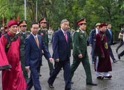 Chủ tịch nước Võ Văn Thưởng dẫn đầu đoàn dâng hương tưởng niệm các Vua Hùng