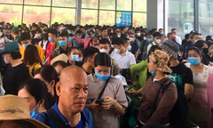 Ngày đầu nghỉ lễ, hàng nghìn người xuất, nhập cảnh ở cửa khẩu Móng Cái