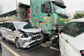 5 ô tô đâm liên hoàn, đường Vành đai 3 trên cao ùn tắc kéo dài