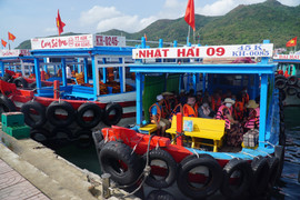 Nườm nượp khách đến Nha Trang trong dịp lễ 