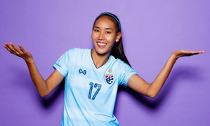 Đội tuyển nữ Thái Lan loại em gái Teerasil Dangda