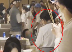 Khách hàng ăn lẩu xô xát, nhân viên làm một việc khiến ai cũng thán phục