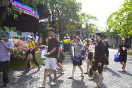 Khách ùn ùn đổ về các khu du lịch tại Đà Nẵng