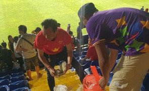 CĐV Việt Nam và Lào rủ nhau dọn rác trên khán đài