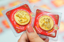 Giá vàng hôm nay 1/5: Đón tin xấu, vàng khó vượt mốc 2.000 USD/ounce