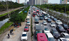 Trở lại Hà Nội sớm một ngày, người dân vẫn không thoát cảnh ùn tắc