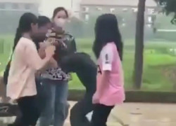 Nữ sinh lớp 7 bị bạn đánh hội đồng dã man
