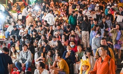 'Biển' người dạo chơi, ăn quà vặt ở chợ đêm Đà Lạt