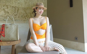 Ngỡ ngàng vóc dáng gợi cảm với bikini của 'mẹ bầu' Minh Hằng