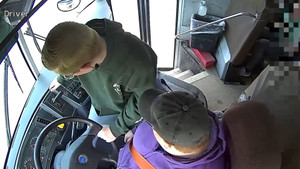 Tài xế bất tỉnh, cậu bé 13 tuổi dũng cảm dừng xe buýt