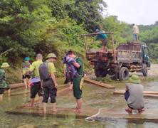 Hà Tĩnh: Thu giữ lượng lớn gỗ lậu tập kết dưới lòng suối Rào Giàng
