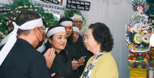 Diễn viên 'Cảnh sát hình sự' Hồng Đức nắm chặt tay vợ rồi ra đi