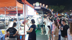 Khách quốc tế nườm nượp đổ về chợ đêm Đà Nẵng trong kỳ nghỉ lễ