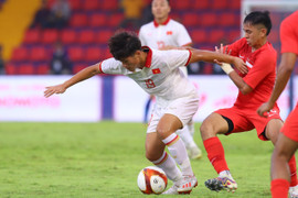 Cận cảnh 2 cú đạp rợn người khiến cầu thủ U22 Việt Nam nằm sân