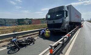 Xe container tông 2 xe máy trên cao tốc TP.HCM - Dầu Giây