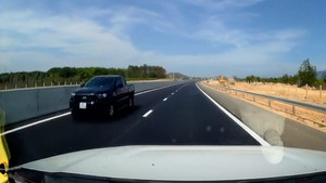 Xe bán tải phóng ngược chiều trên cao tốc Dầu Giây - Phan Thiết