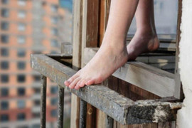 Cứu người nhảy lầu, nhân viên bảo vệ lại bị người nhà chửi mắng