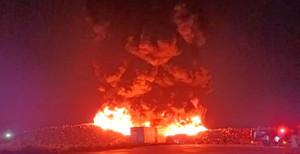 Đang cháy lớn bãi tập kết phao xốp khổng lồ ở cảng Cái Rồng, Quảng Ninh