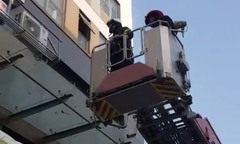 Cảnh sát phá khoá, cứu bé trai 14 tuổi định nhảy từ tầng cao chung cư tự tử