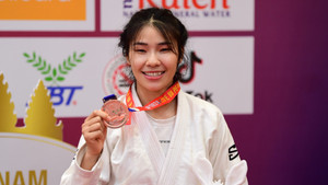 Bị đối thủ bẻ trật khớp tay, nữ võ sĩ Việt Nam nén đau giành huy chương đồng