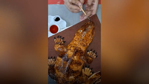 Kinh ngạc đầu bếp chế biến bánh ngọt hình thằn lằn trông như thật